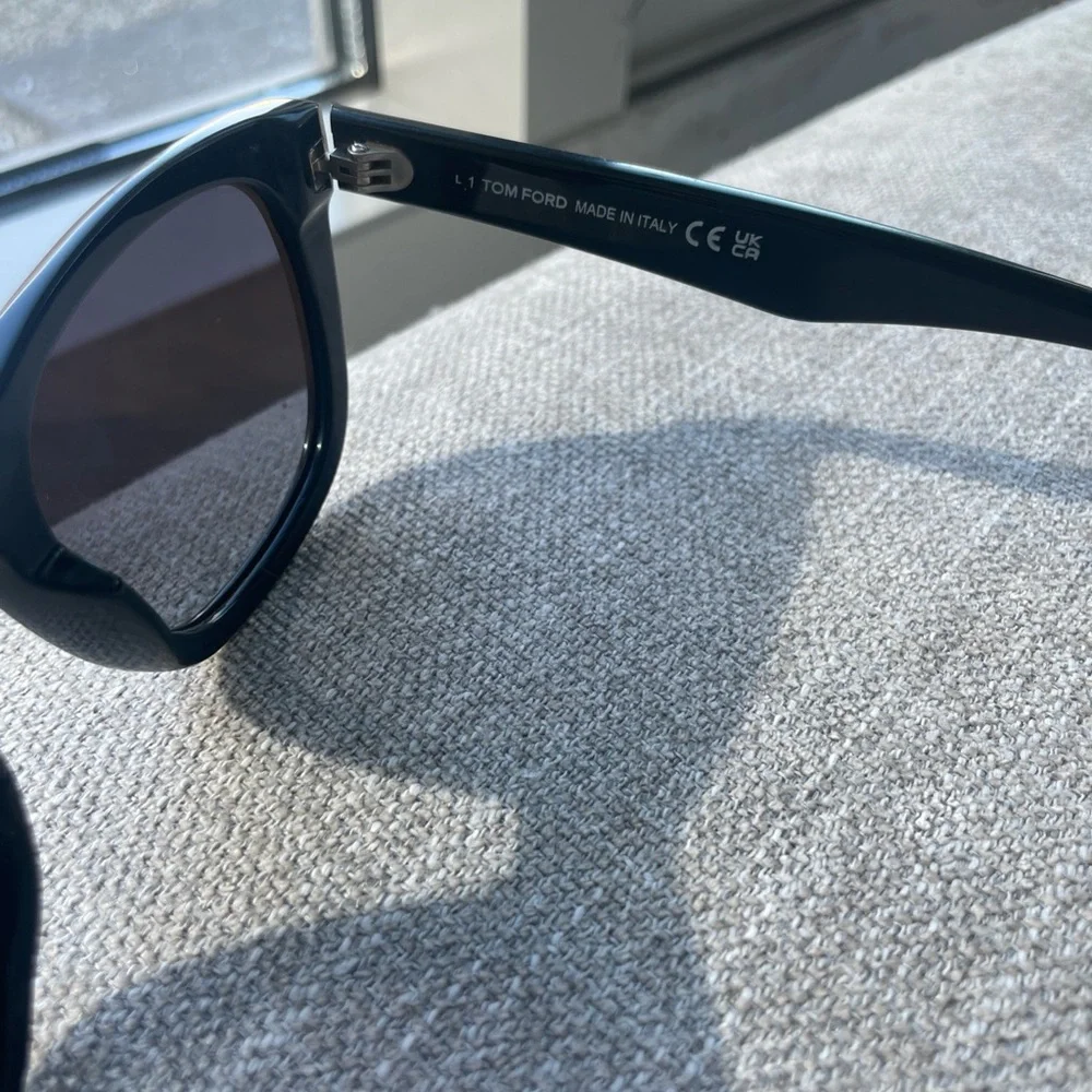 Tom Ford Kendal TF1076 Sunglasses in Black 52mm w/ Case - Picture 7 of 10